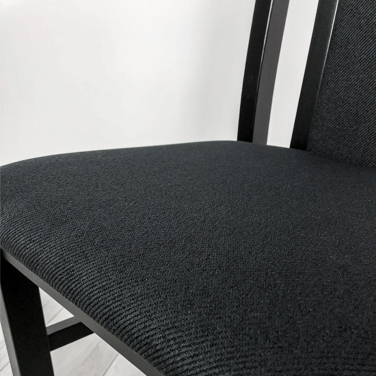 Czarne krzesło tapicerowane DK11 (13B)
