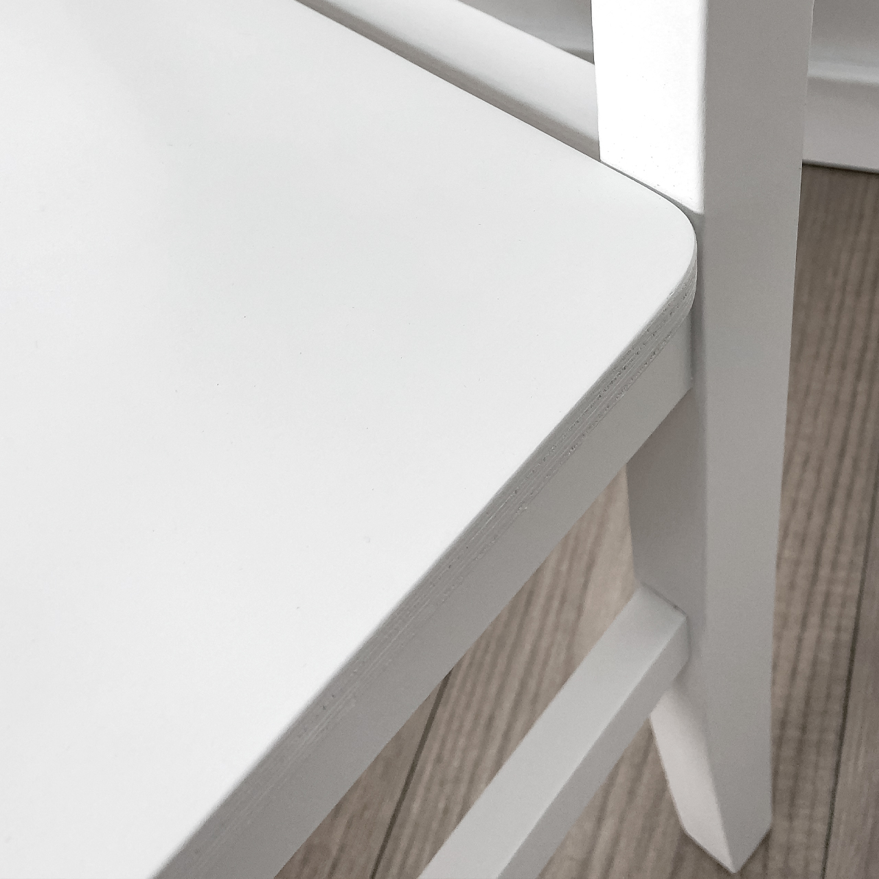 Białe nowoczesne krzesło DK20D