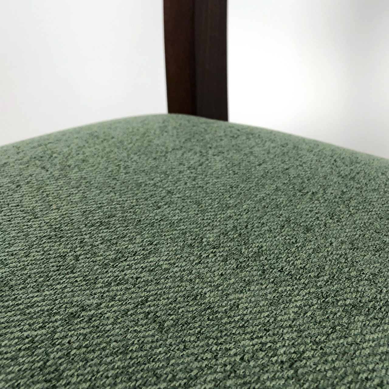 Klasyczne krzesło do jadalni tapicerowane DK19 orzech (12B)