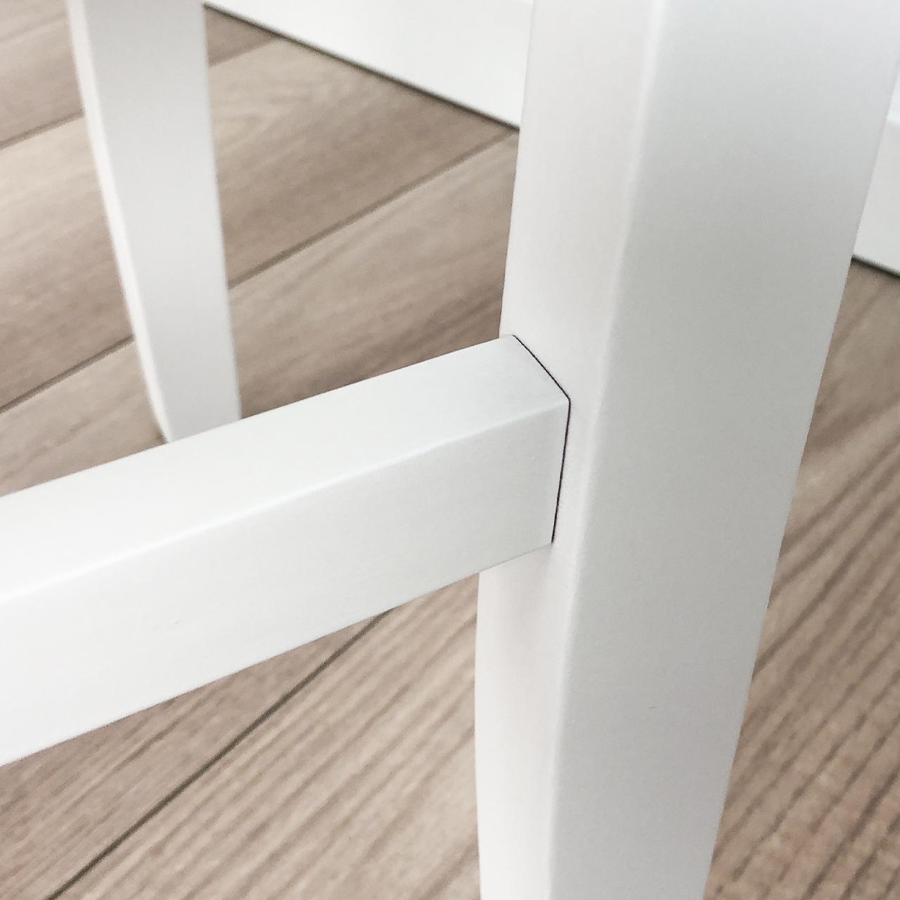 Białe krzesło do jadalni DK9 z beżową tkaniną (14)